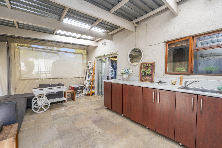 5 Bedroom Property for Sale in Kenridge Western Cape